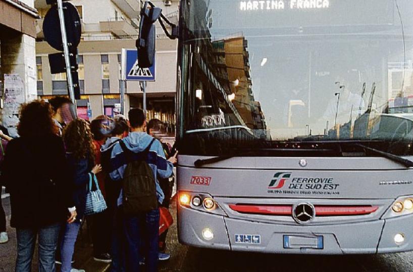 Bari, la dura vita dei pendolari delle Sud Est: «Bus stracolmi, spesso ci lasciano a terra»