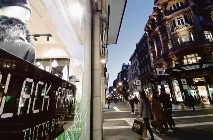 Bari, dai mega sconti al «prendi tre paghi due»: è black friday mania