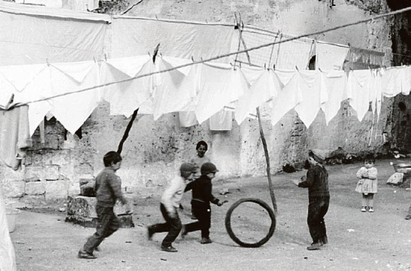 «Mater Matera», un calendario pro Mozambico: la nostra storia nelle foto dell’Archivio Genovese