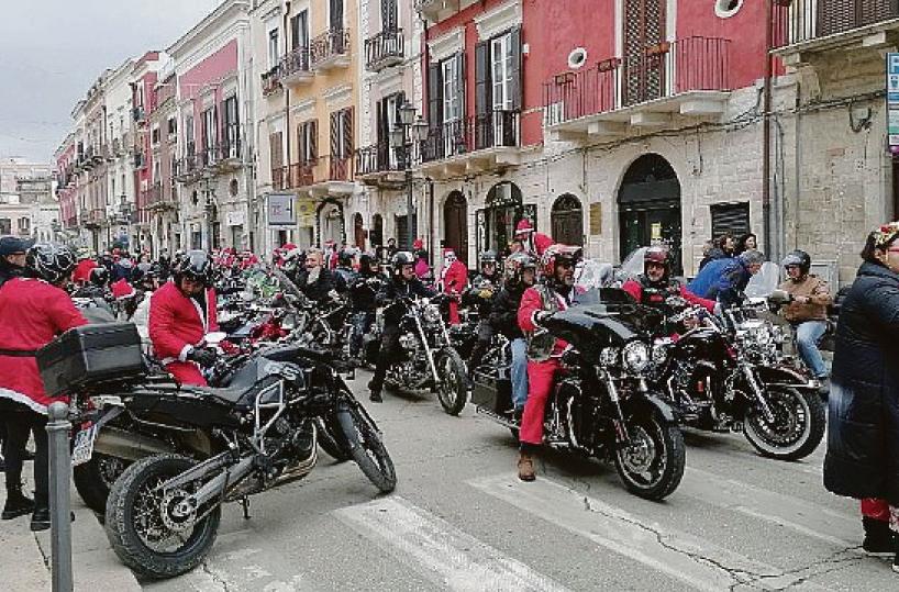 Barletta, Babbi Natale sulle Harley-Davidson donano regali e sorrisi a chi soffre