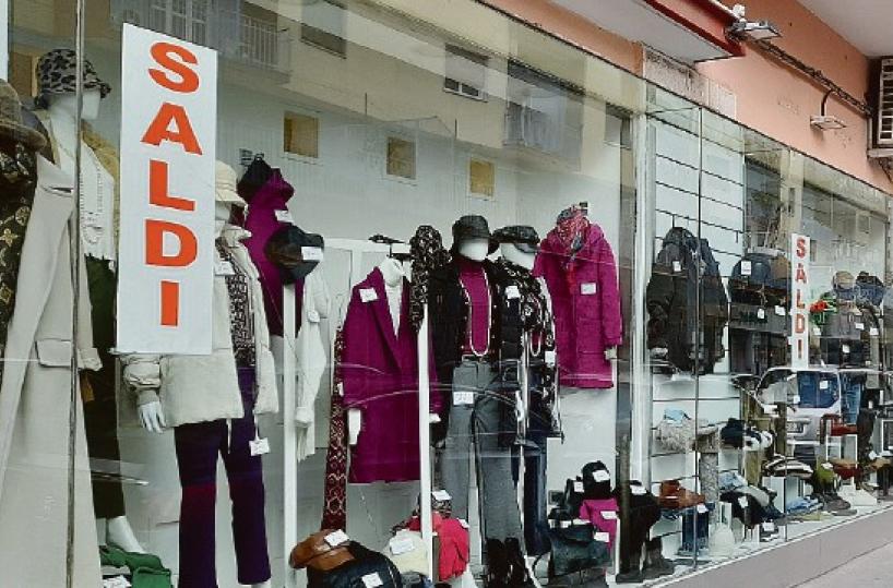 Bari, primo week end di saldi, partenza in sordina: «Ora speriamo nel meteo»
