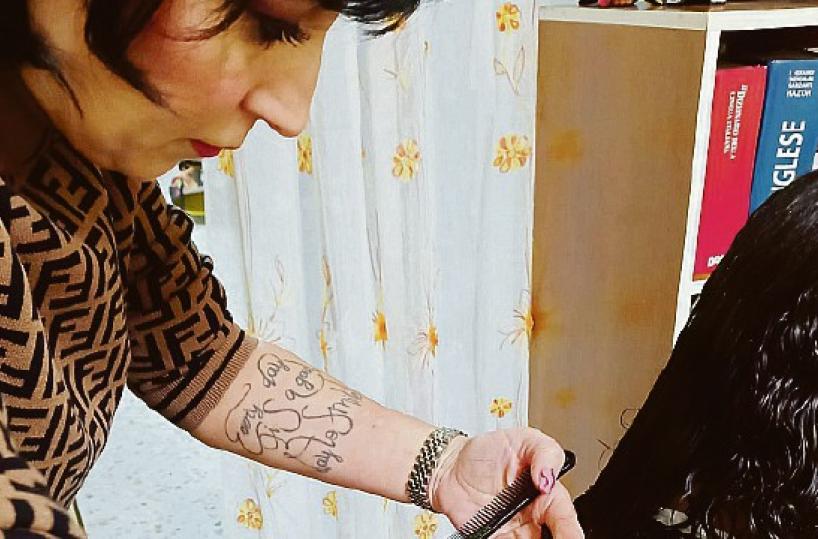 Barletta, la parrucchiera popolare tra tagli, bontà e bellezza per chi non se lo può permettere