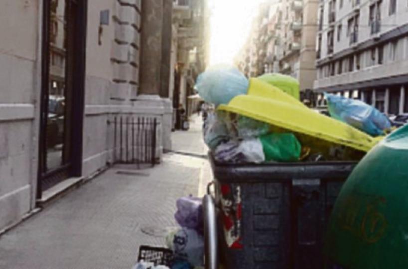 Bari, Palazzo Jannuzzi &laquo;soffocato&raquo; dai rifiuti: l'odore di storia si mischia alla spazzatura
