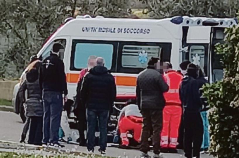 Coppia investita nel parcheggio del «Miulli»: chiamate 2 ambulanze, una arriva da fuori