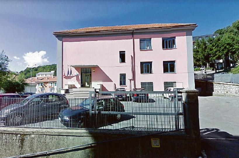 Lagonegro, a 13 anni a scuola con la pistola: panico tra i compagni