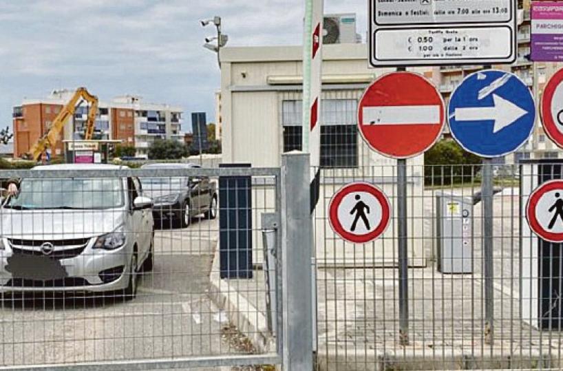 Bari, famiglia bloccata per ore nel parcheggio del cimitero
