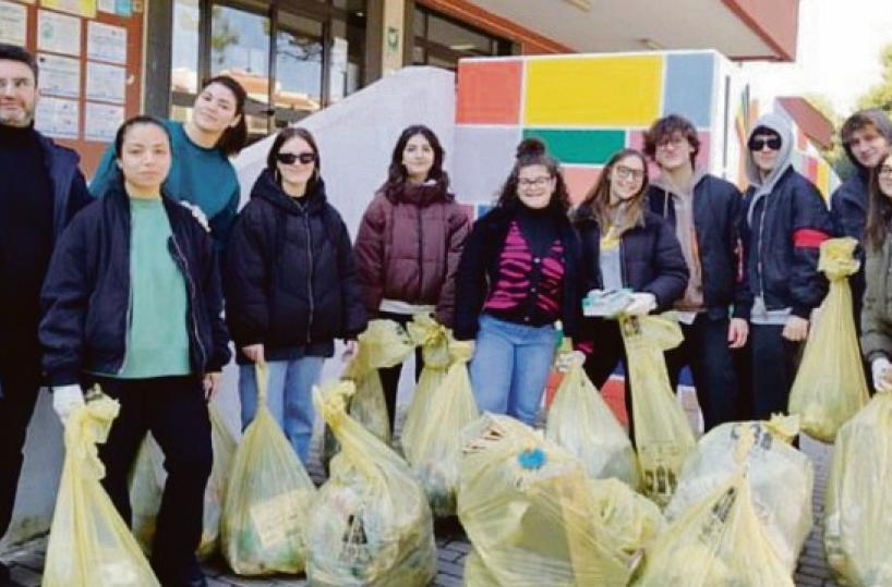 Andria,  armati di guanti, buste e palette a caccia di rifiuti e sporcizia