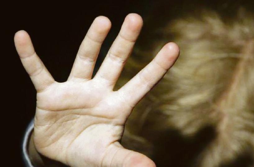 Lecce, con la scusa di rimboccarle le coperte palpeggiava l'amichetta della figlia: condannato