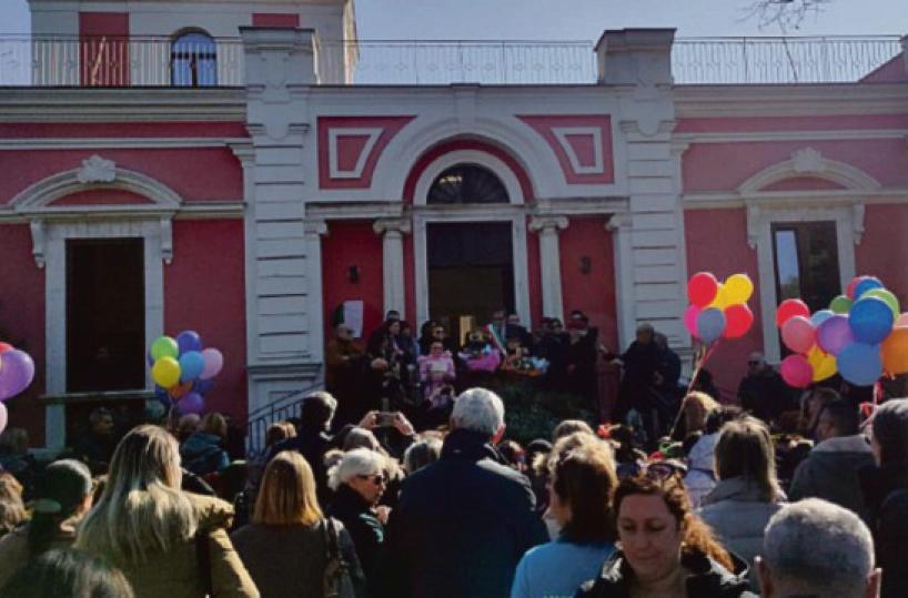 La nuova biblioteca sbocciata nel parco aspetta solo di essere abitata