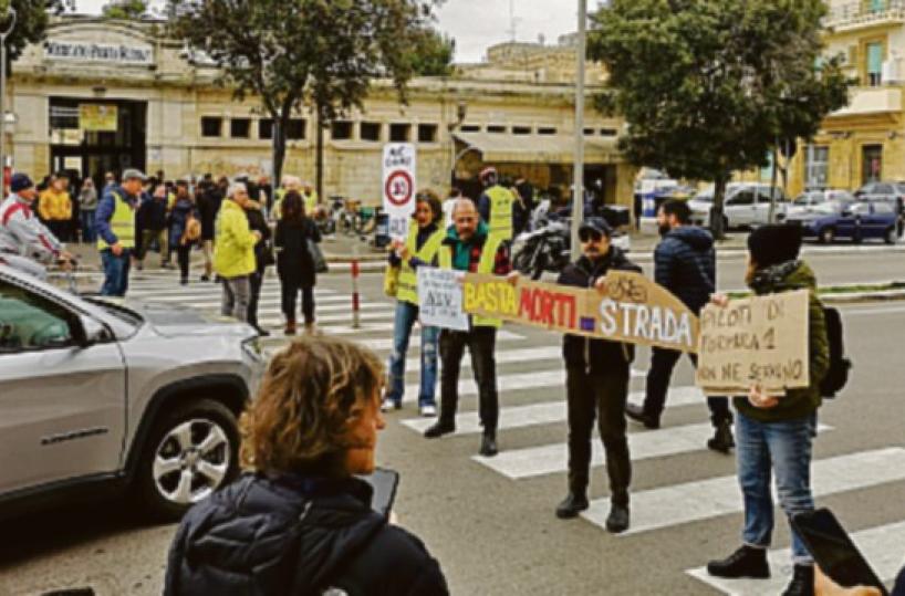 Un flash mob sulle strisce pedonali: «Lecce città 30 subito»