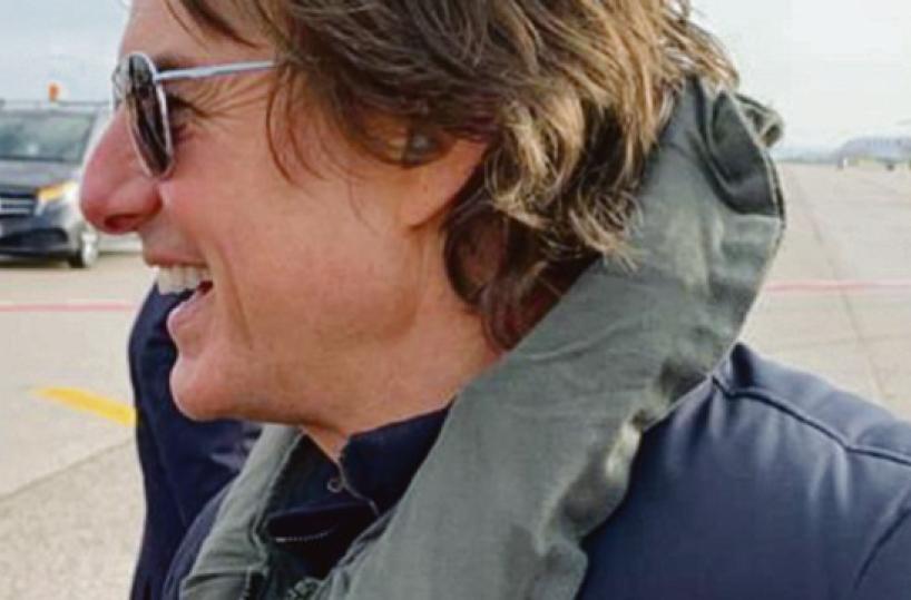Tom Cruise a Bari, è mania: la star di Hollywood in volo su una portaerei americana