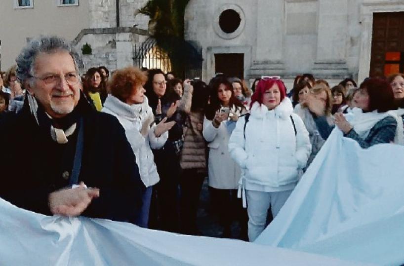 Nel nome di Michelle fiaccole per la verità: Santeramo in piazza a un mese dalla morte della 55enne