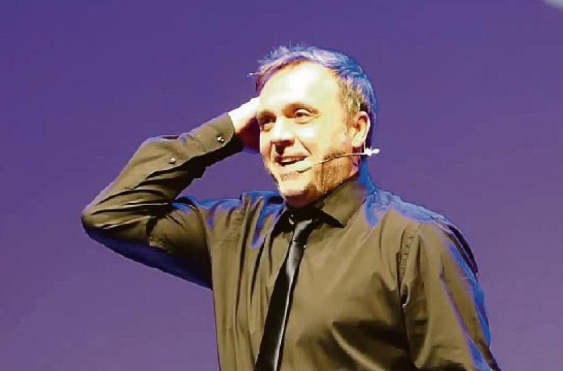 La comicità «2.0» di Gabriele Cirilli tra satira e gag in scena a Montescaglioso