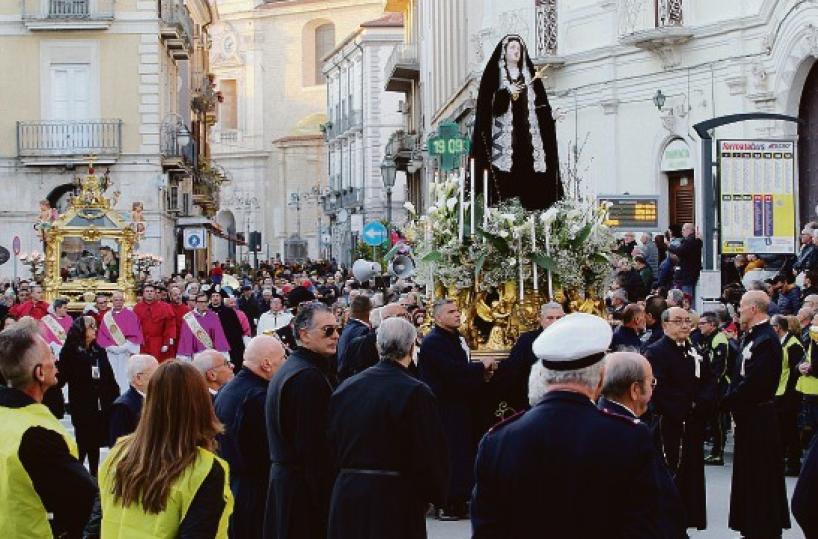 Foggia, sfila la Madonna: sosta vietata e strade chiuse alle auto in centro