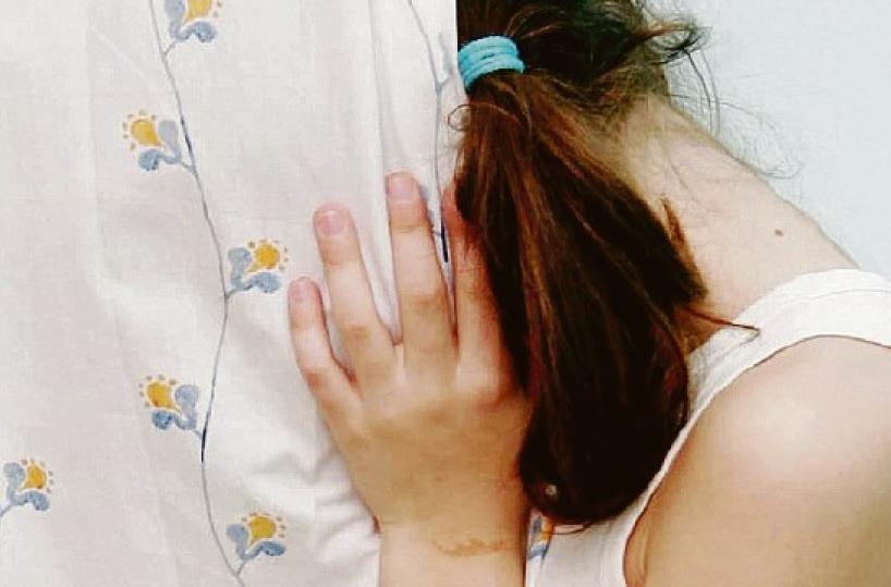 «Vediamo se porti il reggiseno», e palpeggiava la figlia di 11 anni: indagato 54enne nel Salento