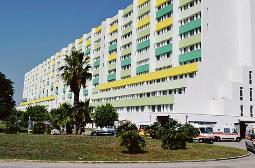 Brindisi, l'intervento al Perrino salta tra ritardi e disguidi: «Con 36 euro l’ho fatto nello studio privato»