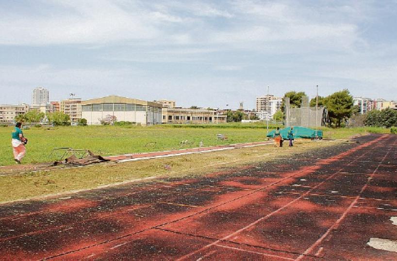 Taranto, nel campo scuola già dopo Pasqua la gomma per la pista di atletica