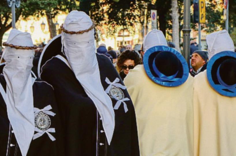 Taranto, l’Addolorata in processione dal pendio di San Domenico: si rinnova la magia dei Riti