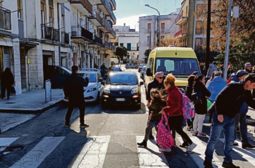 Ceglie messapica, l'uscita da scuola è ad alto rischio per il plesso di via Machiavelli