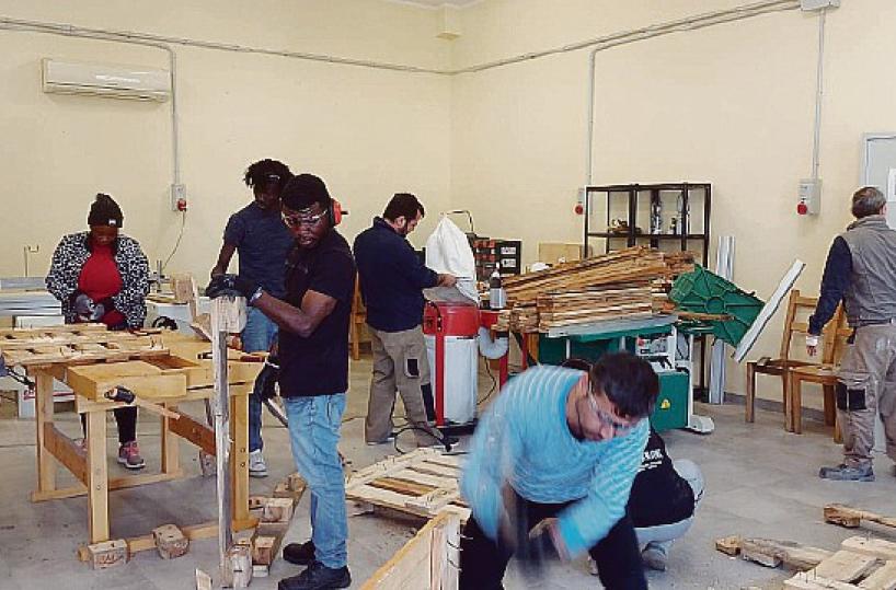 A Brindisi c'è «la falegnameria dei rifugiati»: quando il lavoro è integrazione 