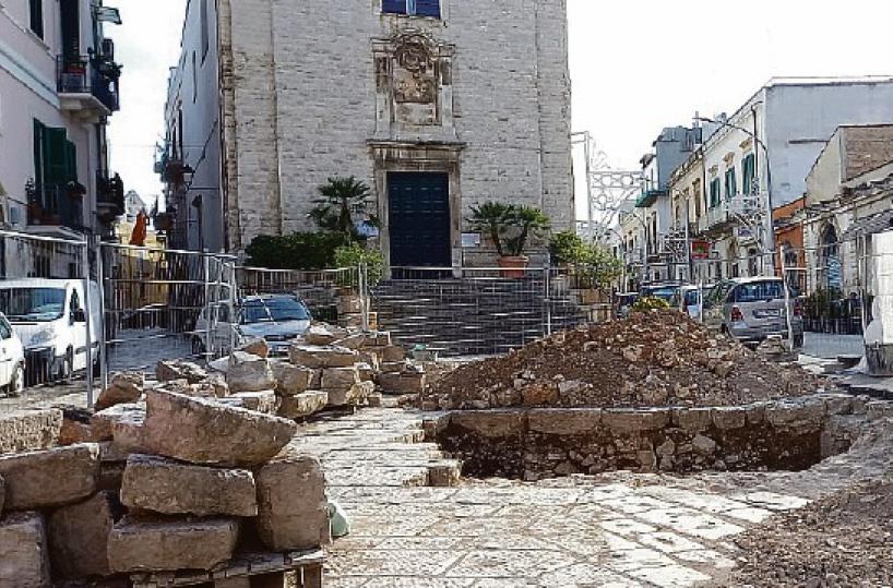 Bitonto, in piazza XX Settembre spunta la base del Torrione di Sant’Agostino