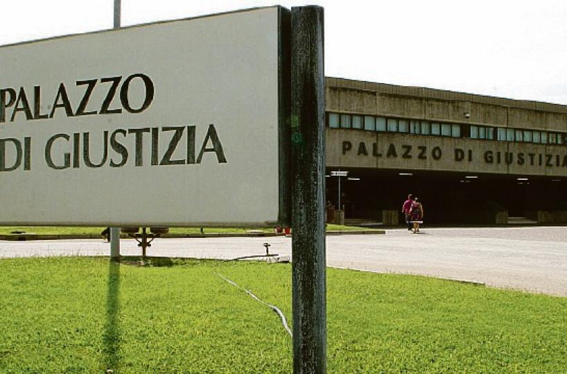 Spaccio di cocaina, i fidanzati di Zapponeta patteggiano la pena