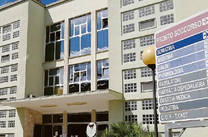 Sanità a Bari, l'appello: «Aiutate mia madre, nessuno la ricovera» 