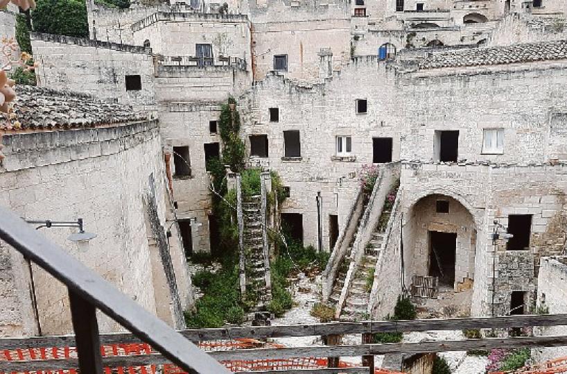 Degrado nei sassi, il vicinato di Bresson aspetta il recupero