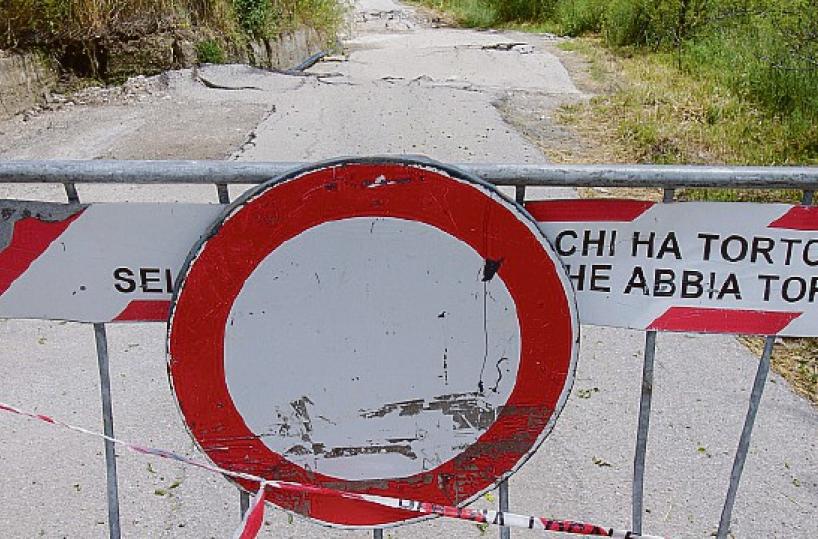 Potenza fragile: via Costa della Gaveta «ostaggio» di una frana