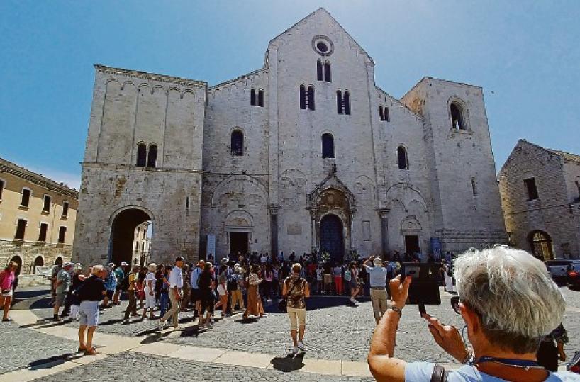Estate alle porte, turisti ovunque: boom di arrivi a Bari