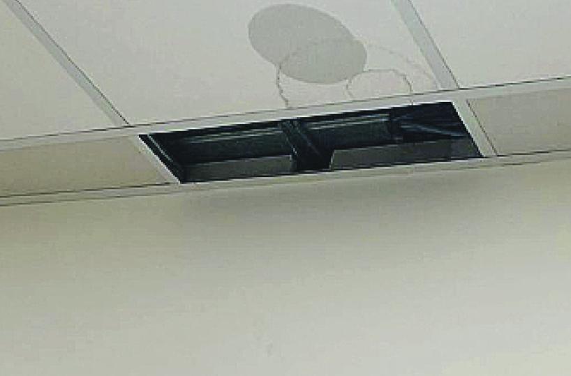 Palagiustizia di Bari, piove sul bagnato: in via Dioguardi cede una porzione di controsoffitto