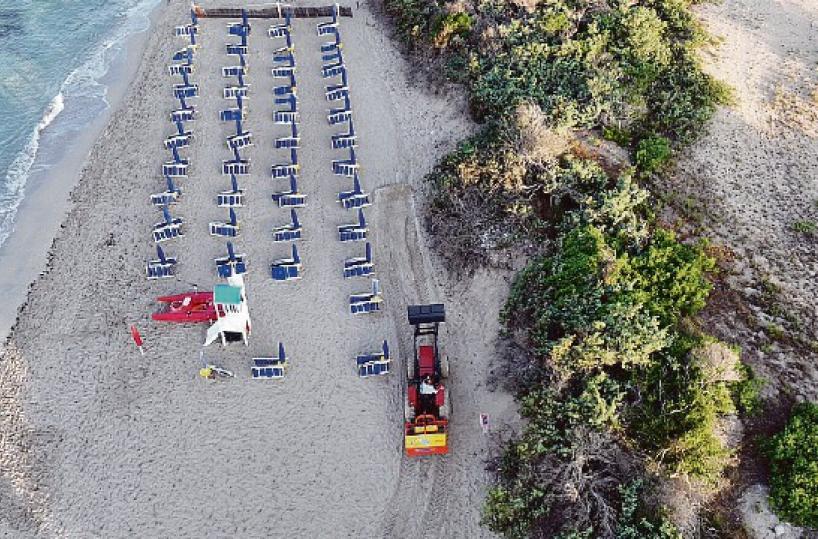 Porto Cesareo, trattori sulle dune naturali: scempio nel parco