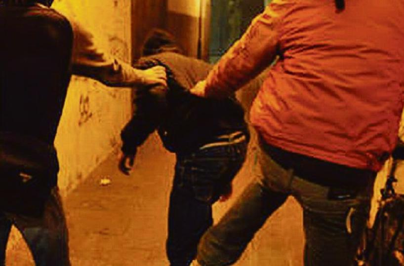 Bari, baby gang aggredisce due 15enni. Lo sfogo del papà: «Nessuno l’ha aiutata a rialzarsi»