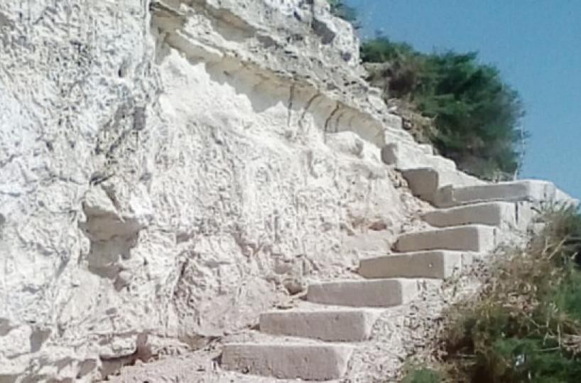 Trani, dopo un anno la scaletta abusiva è ancora intatta