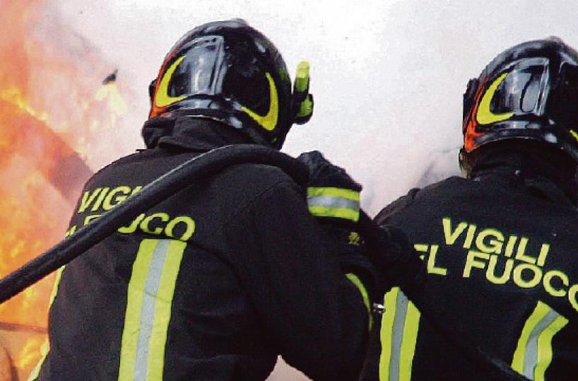 Bari, vigili del fuoco senza tregua, parte l'sos: Siamo oltre il limite»