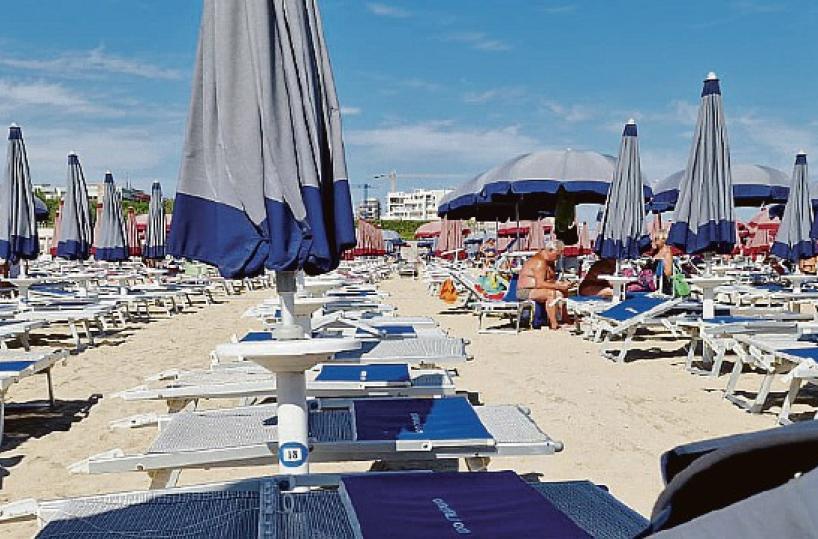 Bari, ombrellone e lettini affittati due volte: il malvezzo rischia di finire in rissa