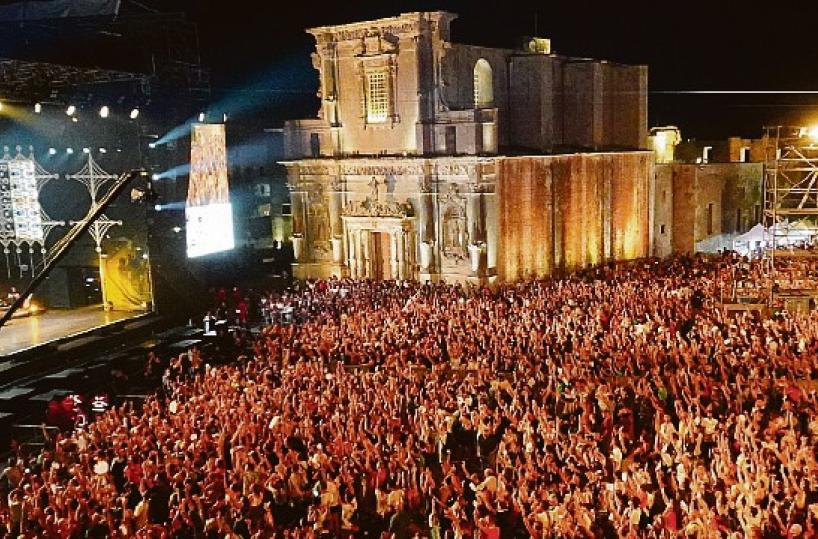 Taranta, il cantautore Brunori Sas sul palco del Concertone con Mannoia