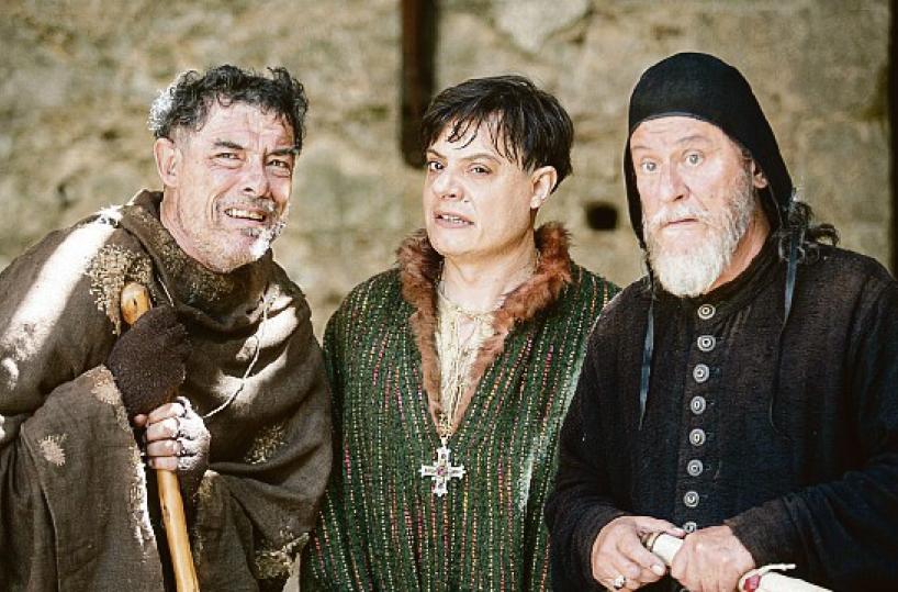 Tirabassi, Mastandrea e Gassmann nel Medioevo de «Il Pataffio», tra politica e buffi giochi di potere