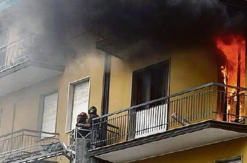 Cassano, nonna coraggio si lancia nelle fiamme e salva 3 nipoti dal rogo