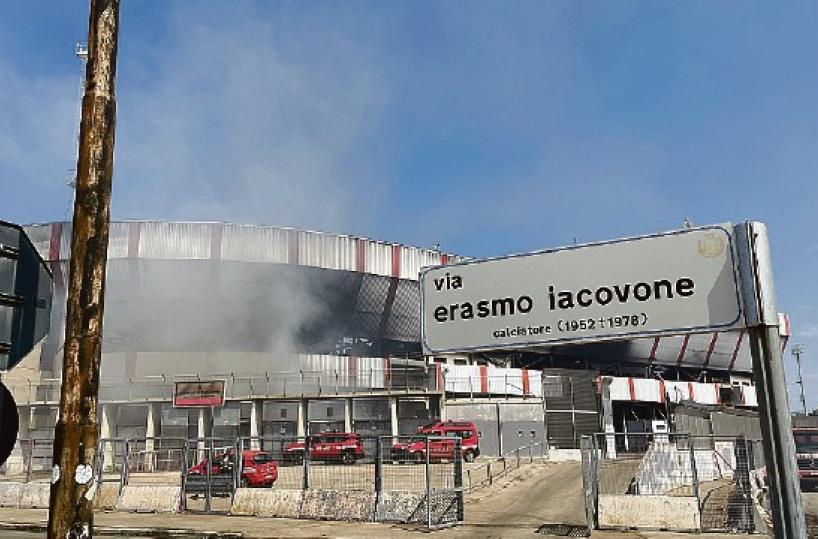 Taranto, rogo allo stadio nei guai 3 tifosi del Foggia