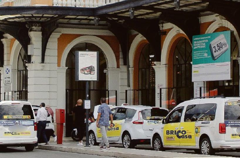 Anche a Bari tassisti in sciopero: &laquo;Basta allo strapotere delle multinazionali&raquo;