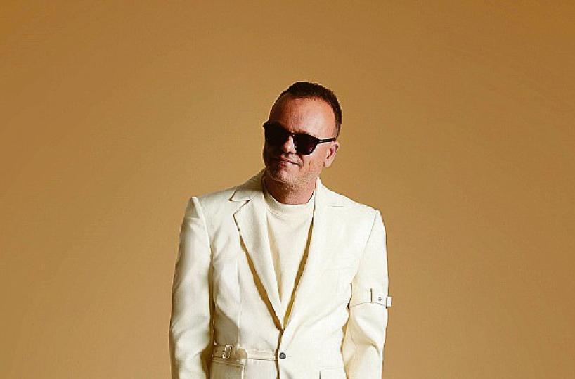 Gigi D'Alessio in concerto a Bari nel weekend: «Cari pugliesi canterete con me»