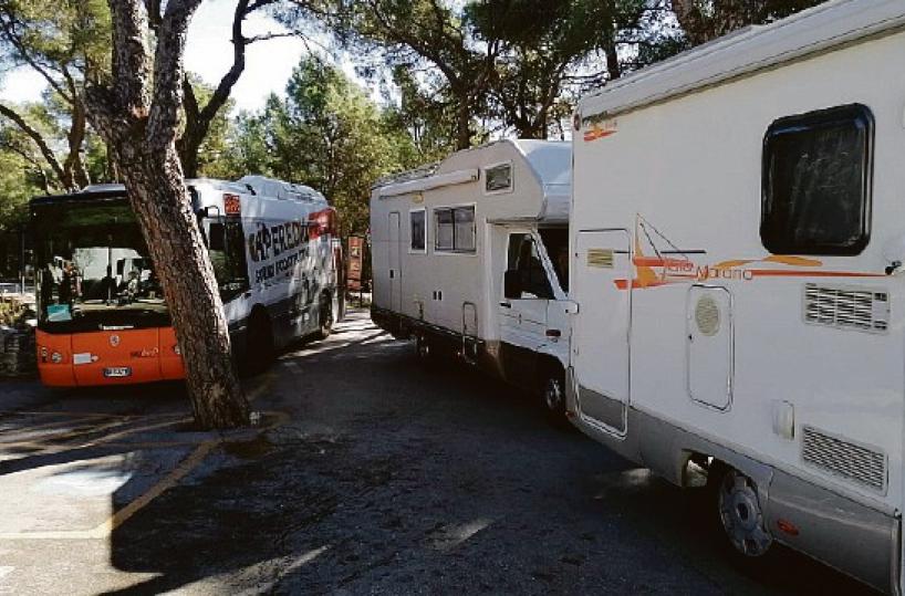 Andria, auto e camper parcheggiati ai piedi di Castel del Monte: è caos