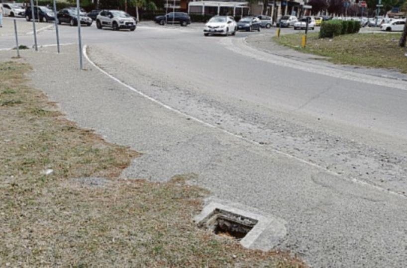 Foggia, pozzetti incustoditi lungo la strada: si rischiano incidenti 