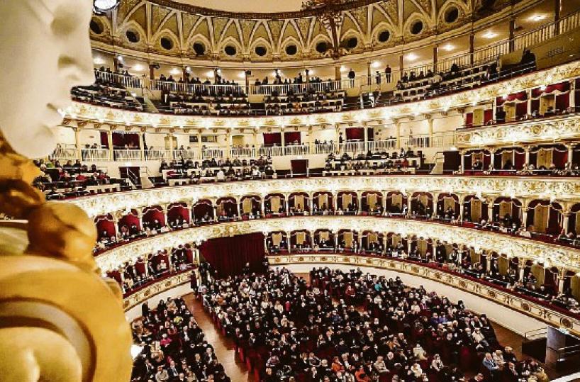 Bari, «Prendevano profumi e vini a spese del teatro Petruzzelli»