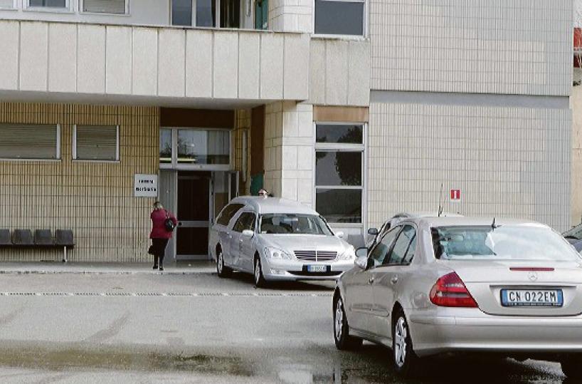 Lecce, vuole vedere la nonna morta e sfonda la porta dell’obitorio