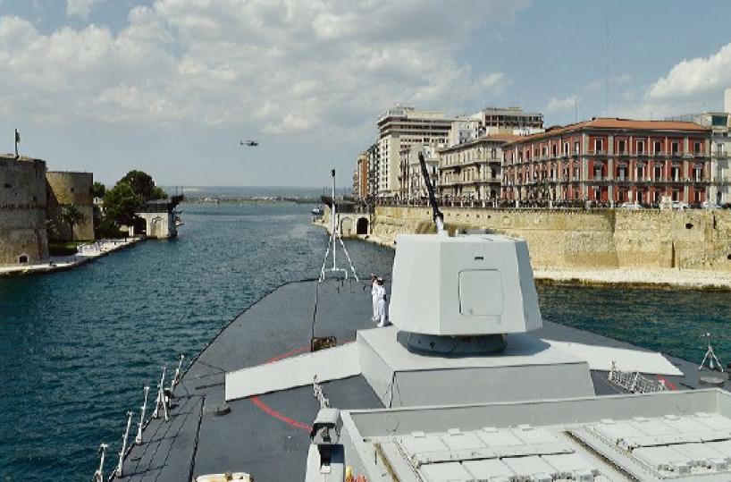 La portaerei Cavour fa rotta su Taranto