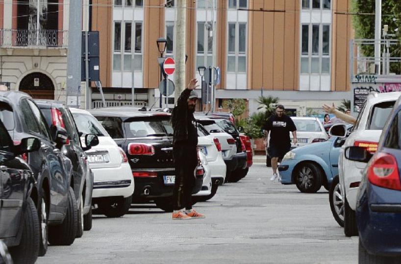 Bari e la piaga dei parcheggiatori abusivi: un’invasione dalla stazione a Lungomare