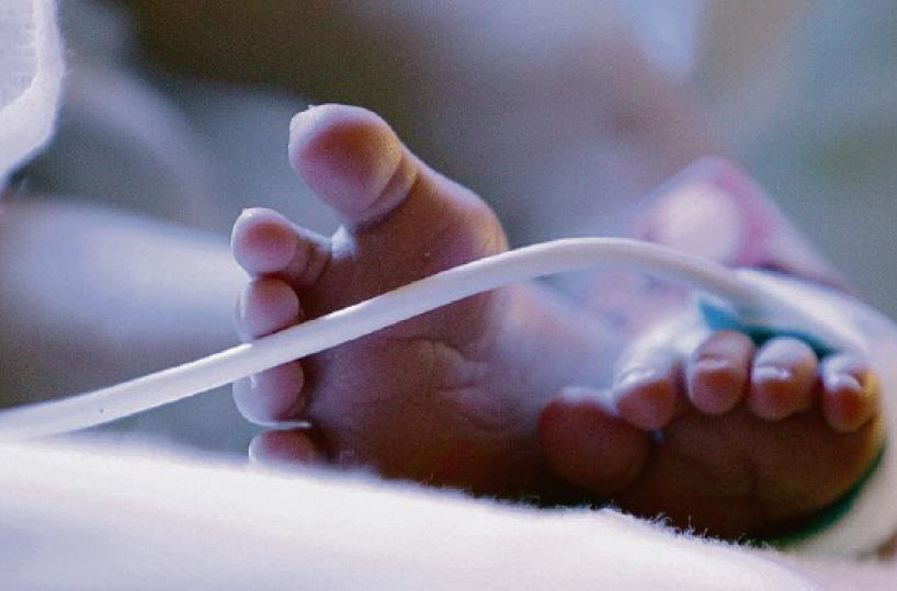 Caso shock a Bari, la loro figlia nata senza braccio: «Nessuno ci aveva informato»