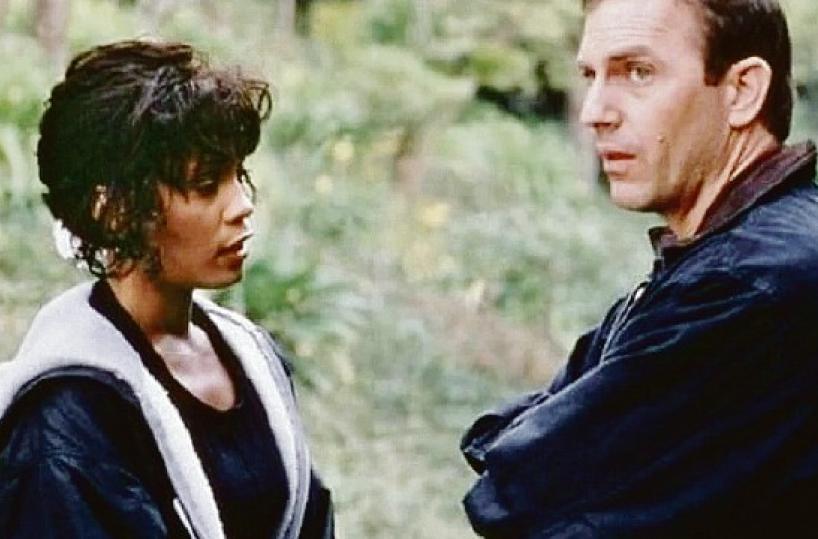 Passione e pericolo si rincorrono nel film «Guardia del corpo» con la coppia Houston-Kostner